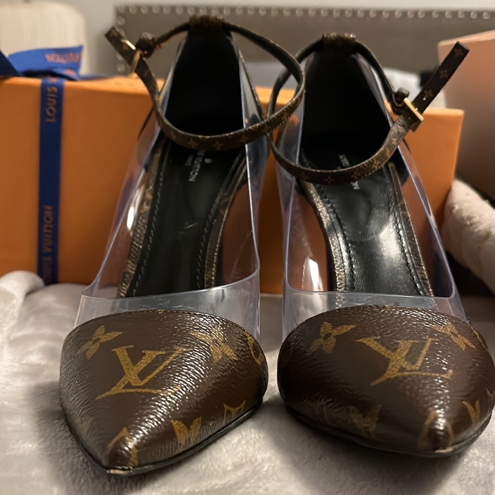 Beautiful, authentic LV heels. Euro size 40. Purchased 02/2020. Worn 4 times. - Picture 3 of 6